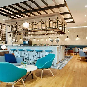Courtyard By Marriott Luton Airport מלון